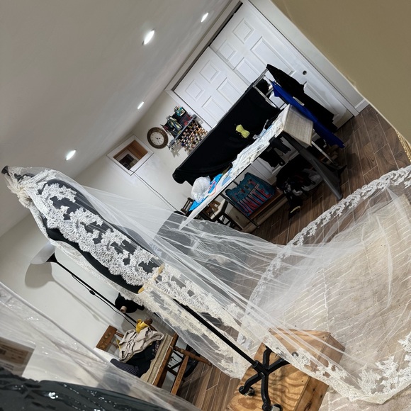 Cathedral Wedding Veil 👰🏾‍♀️💒 - Picture 7 of 11